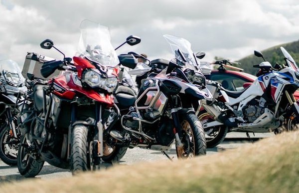 Quels sont les accessoires essentiels pour une moto de route en conditions hivernales ?