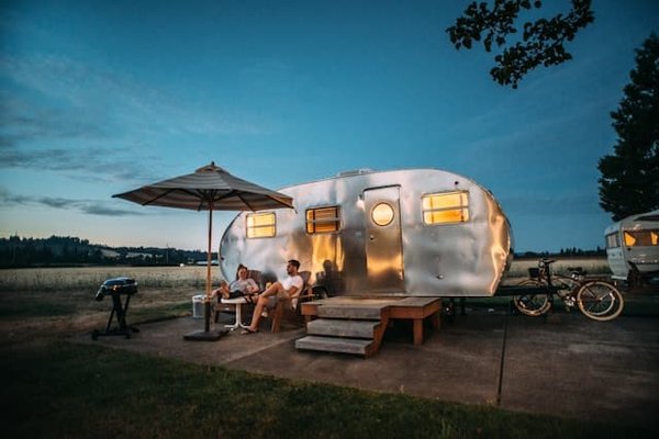 Comment les nouveaux systèmes de gestion de l'énergie solaire sont-ils intégrés dans les camping-cars?