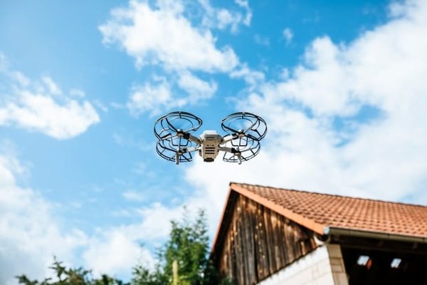 Comment les drones peuvent-ils être utilisés pour la surveillance et la maintenance des infrastructures routières?